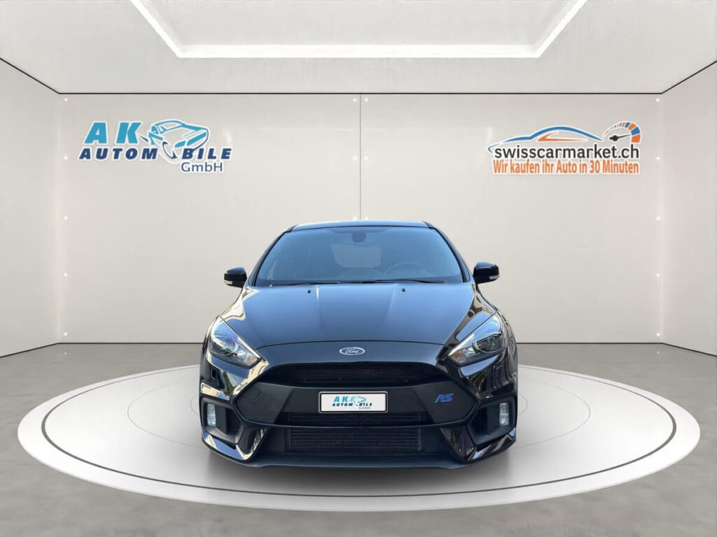 Ford Focus 2.3 RS Gebrauchtwagen im Showroom von SwissCarMarket in Illnau-Effretikon