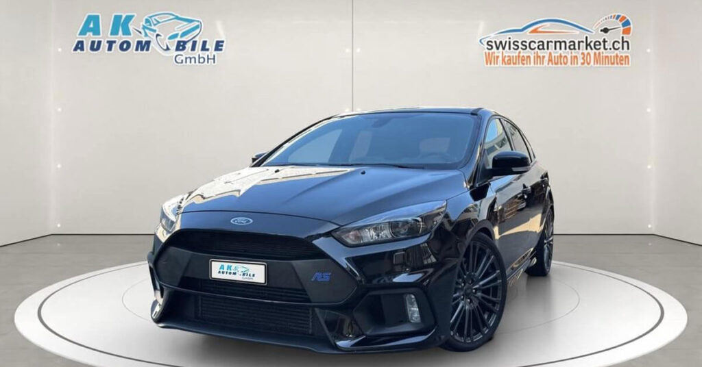 Ford-Focus-2.3-RS-Gebrauchtwagen-in-Schwarz-vor-einem-Schweizer-Autohaus (1)
