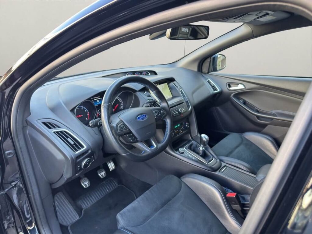 Innenraum des Ford Focus 2.3 RS Gebrauchtwagens mit Recaro-Sportsitzen und Sportlenkrad