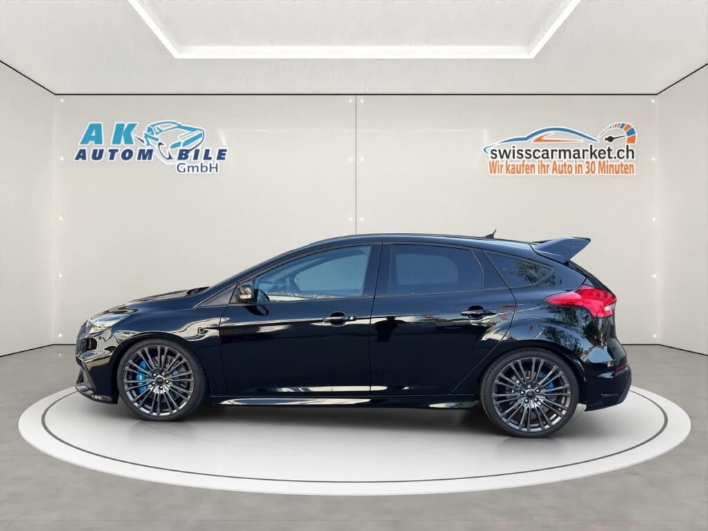 Seitenansicht des Ford Focus 2.3 RS Gebrauchtwagens mit schwarzen Sportfelgen