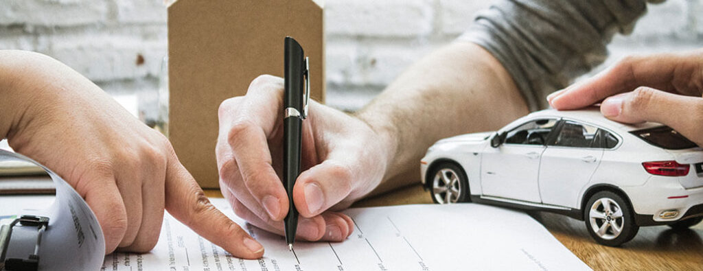 Kaufvertrag unterschreiben beim Autoverkauf Schweiz