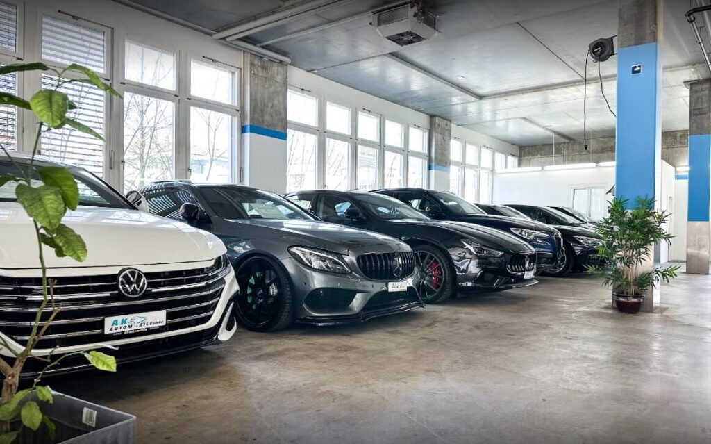 SwissCarMarket als führender Auto Importeur Schweiz - Moderne Fahrzeuge im SwissCarMarket Showroom
