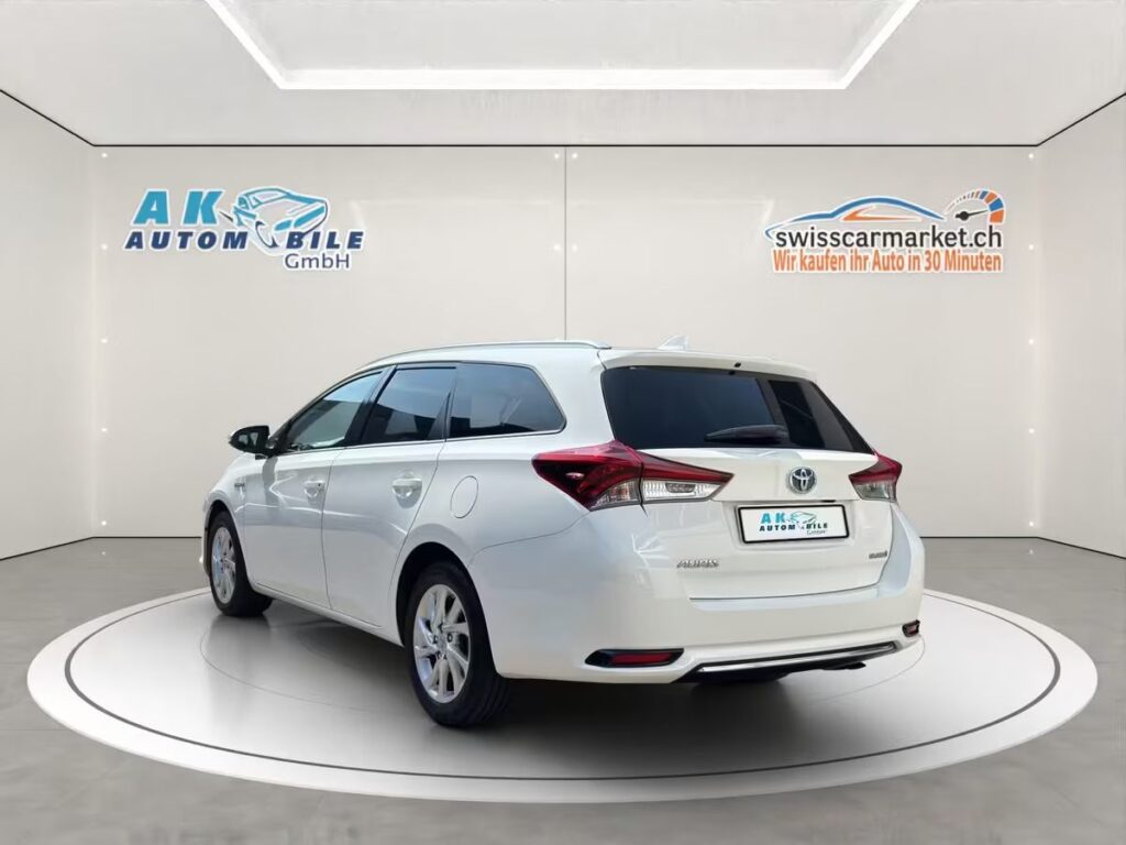 Toyota Auris Touring Sports Gebrauchtwagen-Angebote in der Schweiz – Rückansicht des sparsamen Kombis