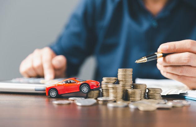 Den richtigen Preis für Ihr Auto zu finden, ist entscheidend, um ernsthafte Käufer anzuziehen und lange Verhandlungen zu vermeiden. Sie haben mehrere Möglichkeiten:

Vergleichbare Fahrzeuge prüfen: Sehen Sie sich den Preis ähnlicher Autos an, um einen realistischen Marktwert zu ermitteln.

Kostenlose Preisbewertungs-Tools nutzen: Diese geben eine Orientierung, sind aber nicht immer exakt.