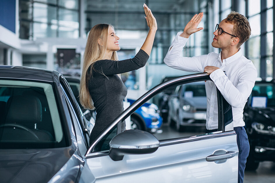 Auto kaufen in der Schweiz – Kundin bei der Fahrzeugübergabe im Autohaus