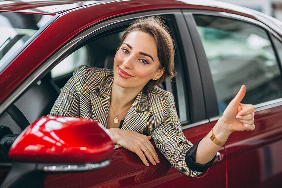 Auto kaufen in der Schweiz – zufriedener Kunde mit seinem Fahrzeug von SwissCarMarket
